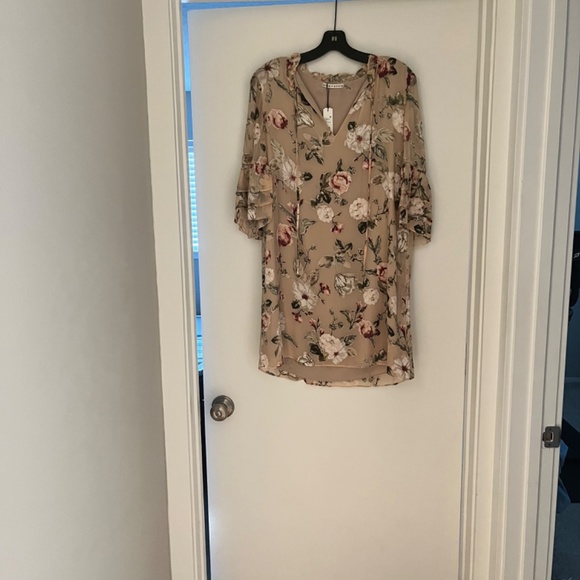 NWT Alice + Olivia Julius Split- Neck Dress- Size M - Picture 6 of 7